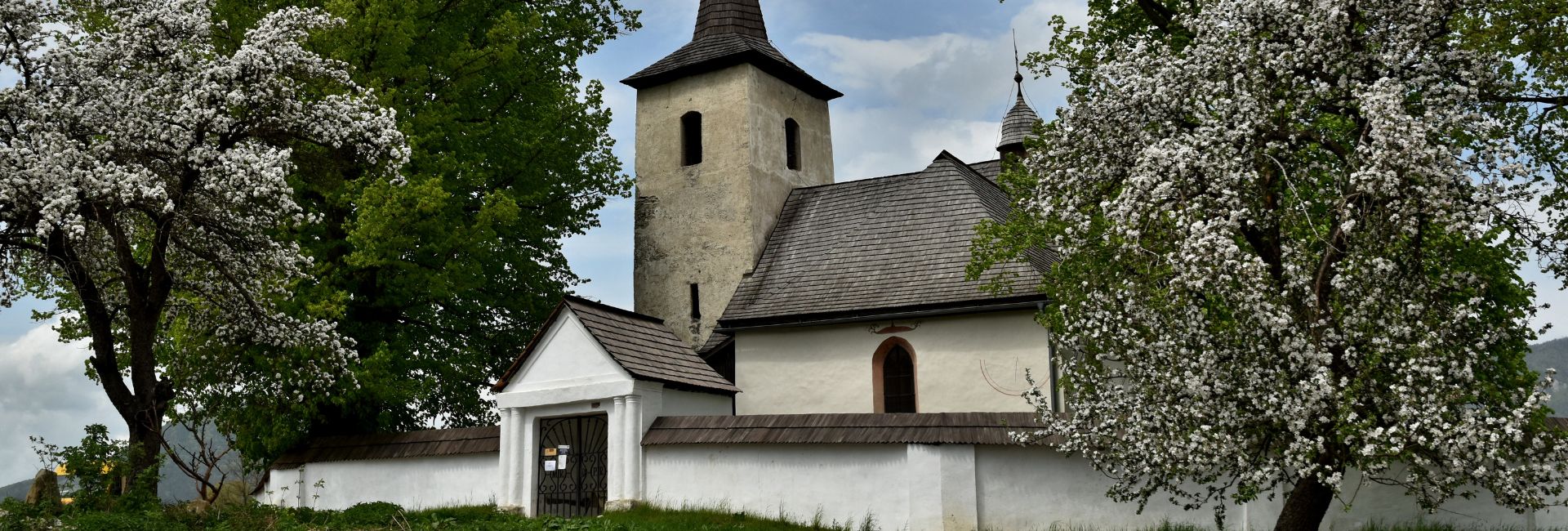 Gotický kostol Všetkých svätých Ludrová – Kút